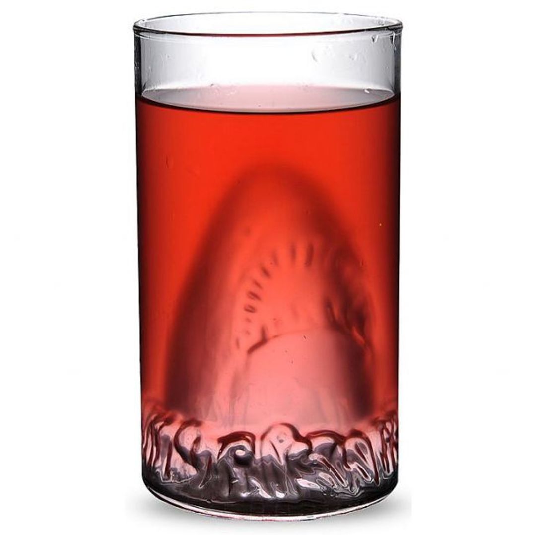 Стакан с акулой на дне Стакан с акулой на дне