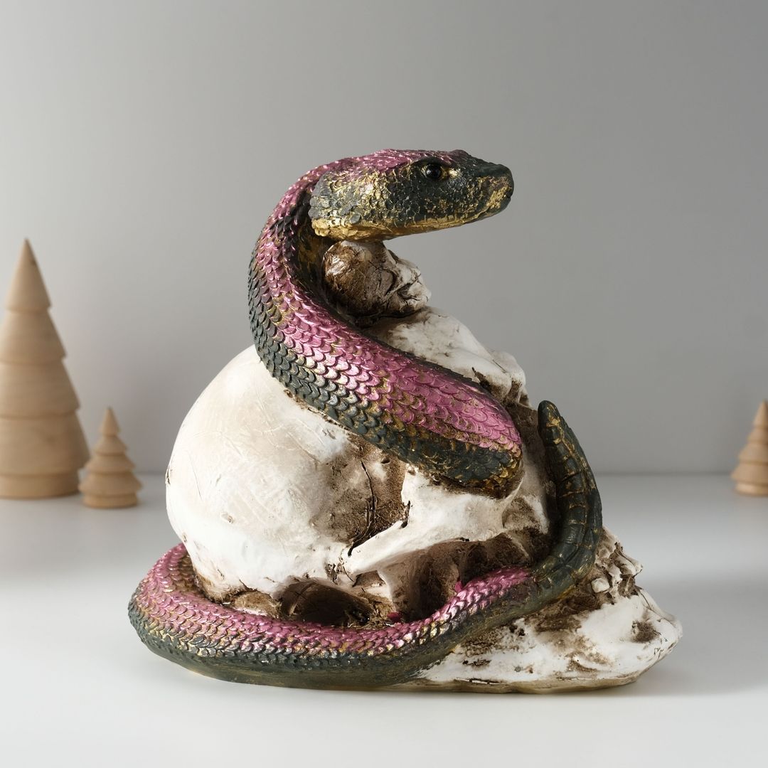 Череп со змеёй