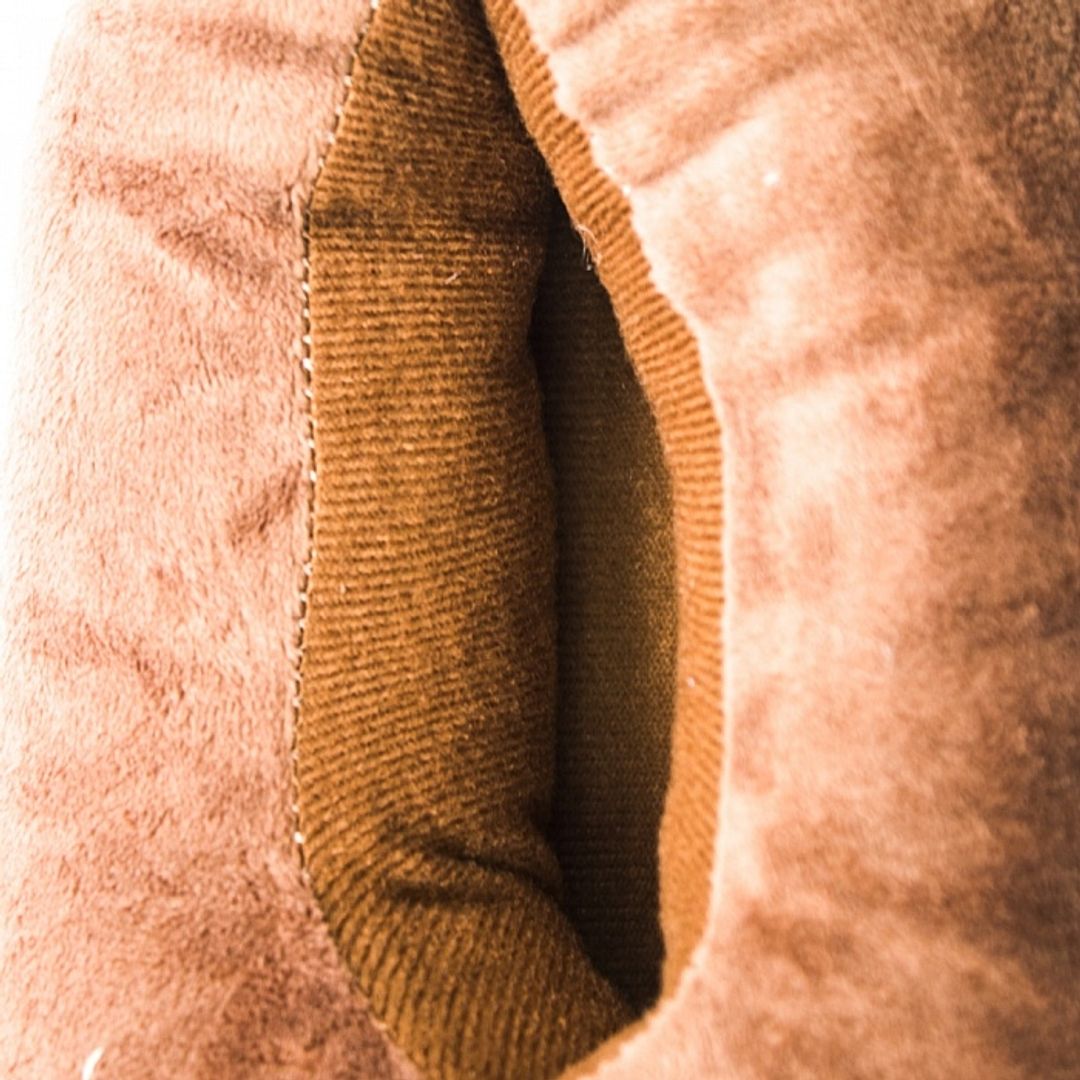 Тапочек Какашка удобно обволакивает ногу Тапочек Какашка удобно обволакивает ногу