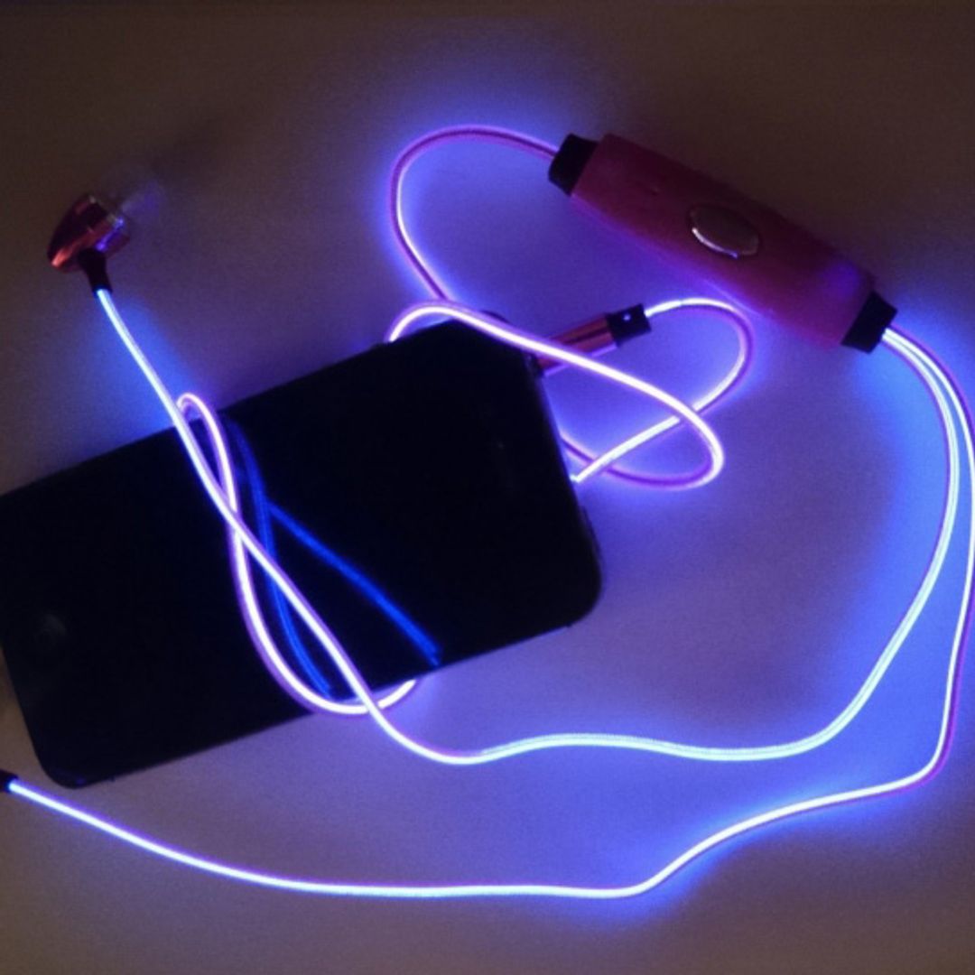 Светящиеся наушники Glowing Earphone купить по цене 750 руб. в  интернет-магазине Мистер Гик