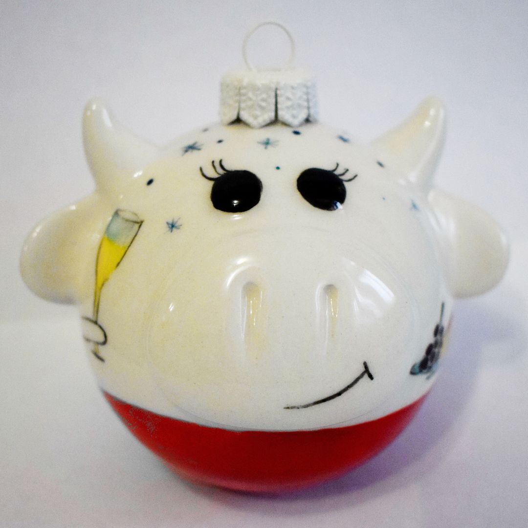 Фарфоровый елочный шар Коровка с бокалом (ручная роспись)