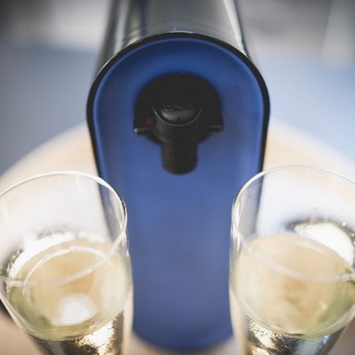 Винный сервер Wine Server Кран крупным планом