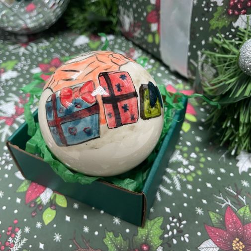 Фарфоровый елочный шар Тигренок с подарками (ручная роспись)
