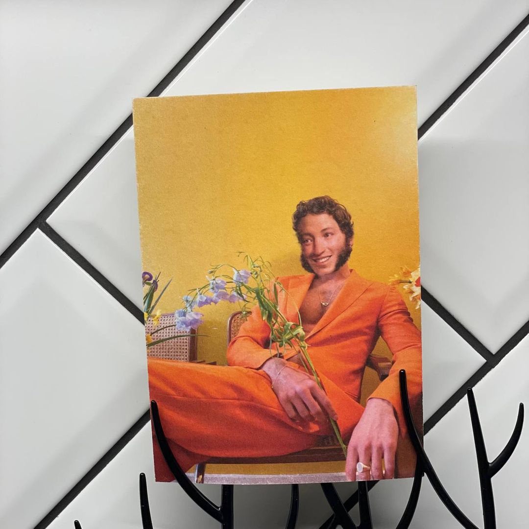 Открытка почтовая Модные классики Пушкин с цветами Открытка почтовая Модные классики Пушкин с цветами