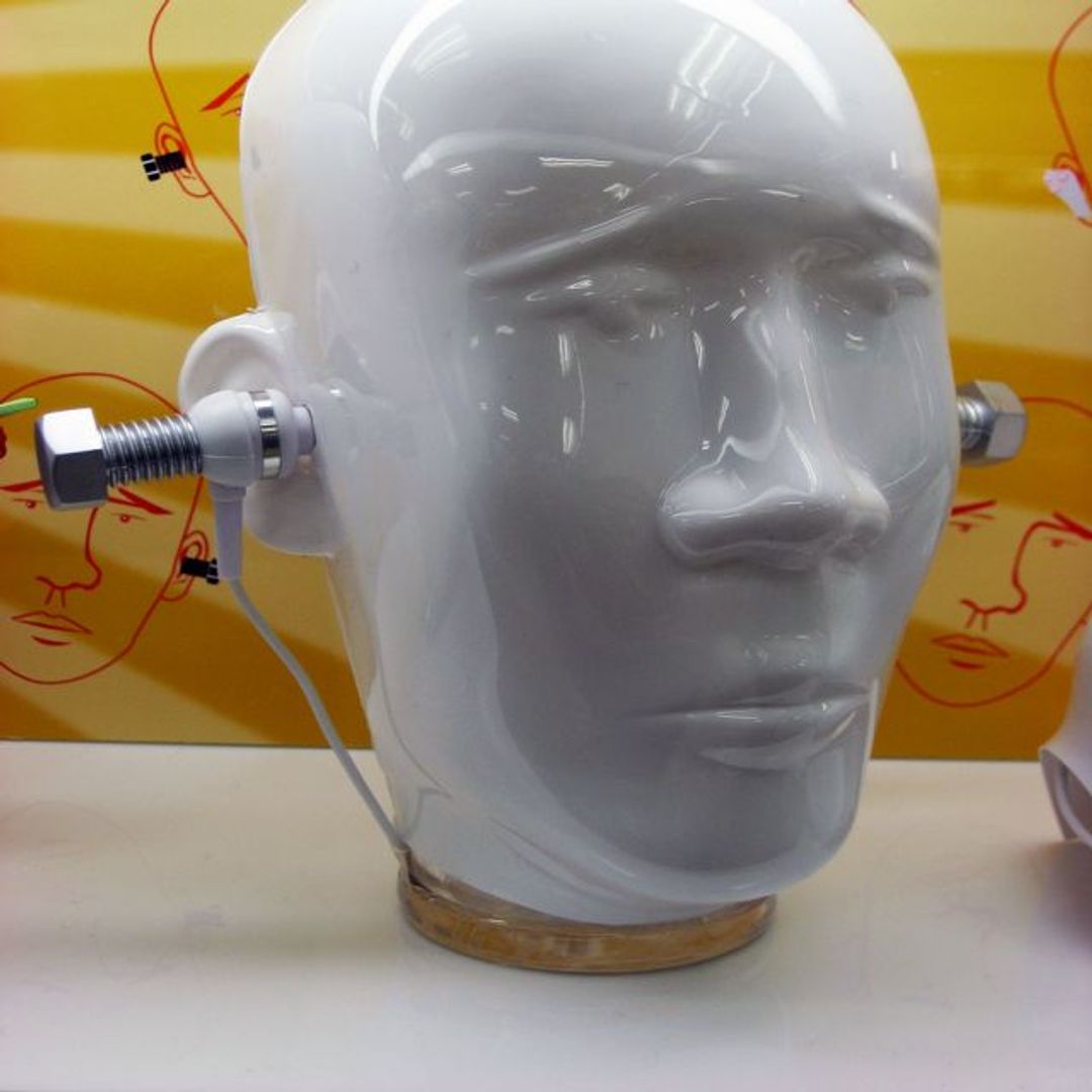 Crazy Earphones Наушники Болты На манекене