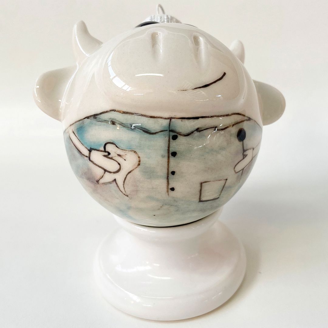 Фарфоровый елочный шар Коровка доктор (ручная роспись) Фарфоровый елочный шар Коровка доктор (ручная роспись)