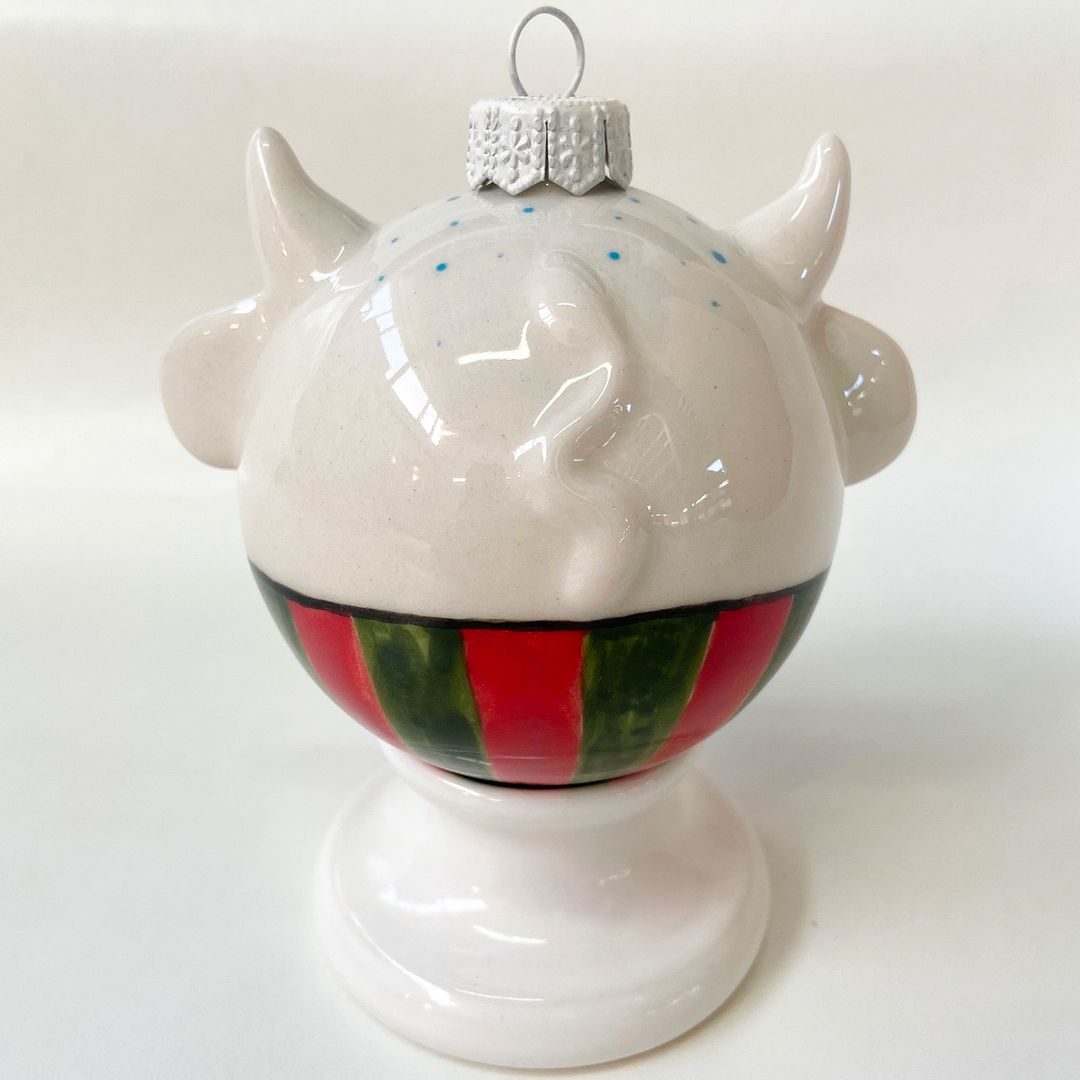 Фарфоровый елочный шар Коровка Матрена (ручная роспись) Фарфоровый елочный шар Коровка Матрена (ручная роспись)