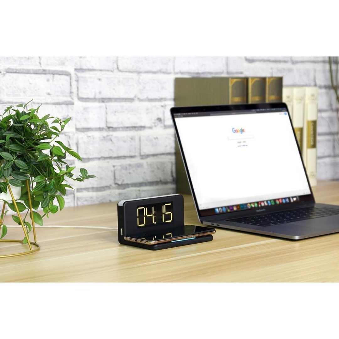 Часы настольные с беспроводным зарядным устройством Pitstop (черный)