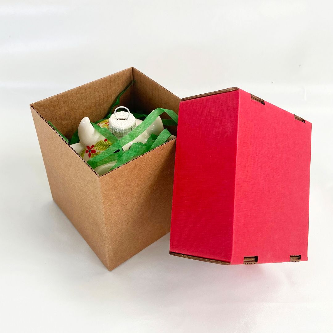 Фарфоровый елочный шар Коровка Мила (ручная роспись)