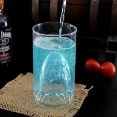 Стакан с акулой на дне