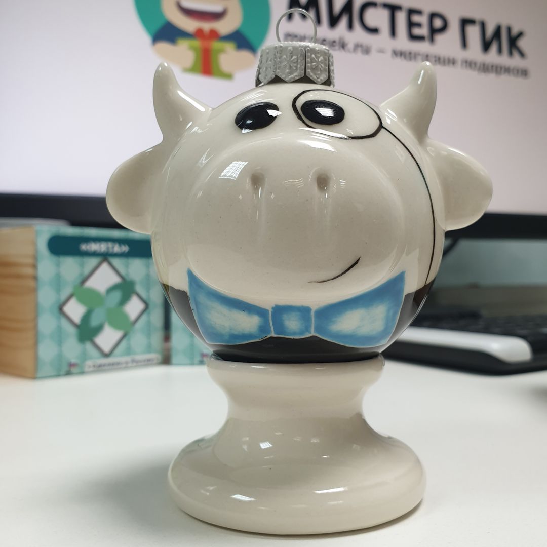 Фарфоровый елочный шар Коровка Эрудит (ручная роспись) Фарфоровый елочный шар Коровка Эрудит (ручная роспись)